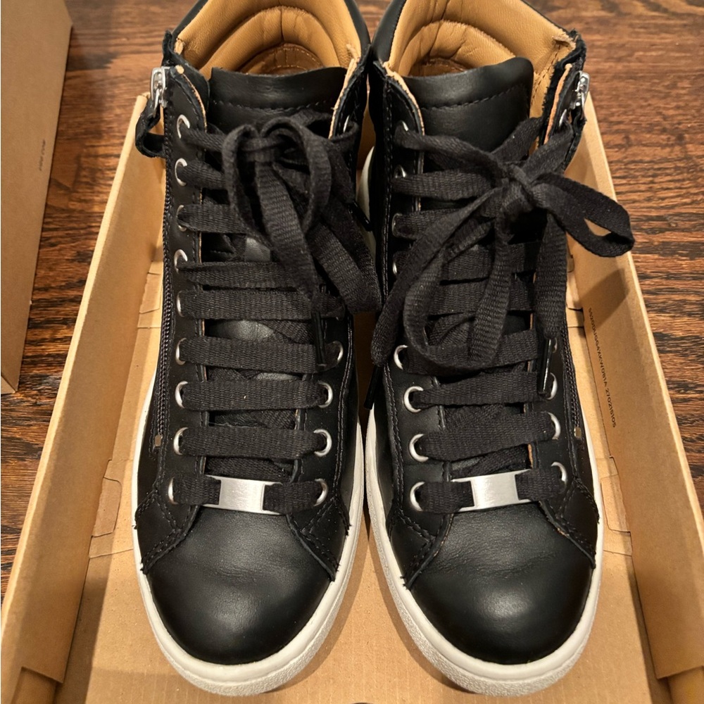 Ugg sneakers 7.5